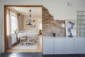 une cuisine et une salle à manger avec un mur de briques dans l'établissement Homey Stay, à Halmstad