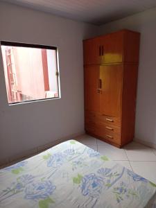 サン・ロレンソにあるEdificio Santa Anaのベッドとドレッサーと窓のある寝室