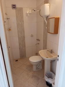 サン・ロレンソにあるEdificio Santa Anaのトイレと洗面台のあるバスルーム