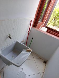 サン・ロレンソにあるEdificio Santa Anaの洗面台と窓のあるバスルーム