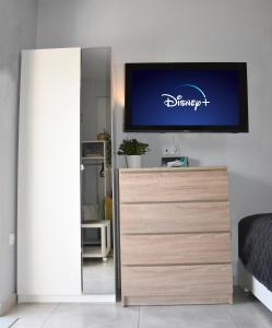 Et tv og/eller underholdning på Homeyfeel Stay Sea 1 - Modern studio next to the sea!