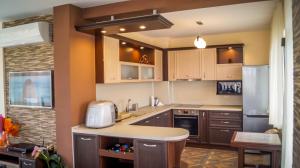 a kitchen with brown cabinets and a counter top at Guest House Meridi in Preseltsi
