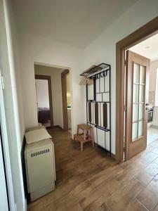 un soggiorno vuoto con una stanza con una scatola di Tilia a Zaječar