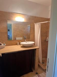 Et badeværelse på Το Ράντζο του Λυμπέρη