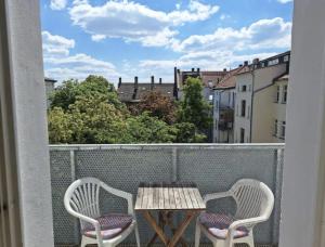 a balcony with two chairs and a table on a balcony at Grosses Privatzimmer mit Altbau-Charme in Leipzig