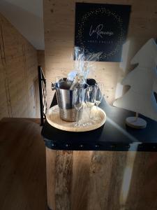 un tavolo con bicchieri da vino e un albero di Natale sopra di La Roanneuse - Cosy Chalet a Francorchamps