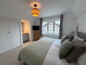 Giường trong phòng chung tại Ponds View at Pudleston Court