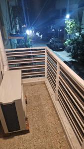 een computer die op een bankje naast een hek staat bij The Nook in Pondicherry