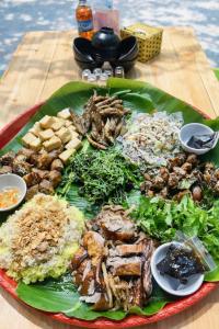 ein Teller mit Lebensmitteln auf einem Tisch in der Unterkunft Hotel Thanh Phương 1 in Mèo Vạc