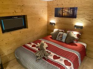 Un pat sau paturi într-o cameră la La Roanneuse - Cosy Chalet