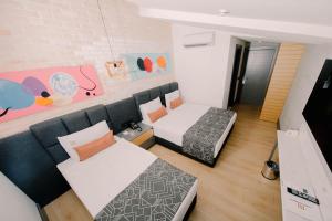 une petite chambre avec deux lits et un canapé dans l'établissement Laren Sea Side Hotel Spa, à Antalya