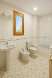 a bathroom with a sink and a toilet and a tub at Casa de Muntanya per desconectar in San Julián de Cerdanyola