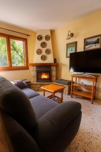 a living room with a couch and a piano at Casa de Muntanya per desconectar in San Julián de Cerdanyola