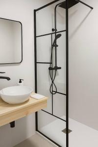 a bathroom with a sink and a mirror at Alojamiento Baeza California 2B in Baeza