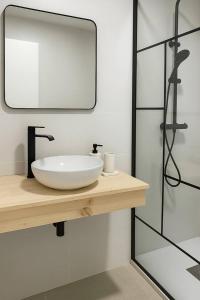 a bathroom with a white sink and a mirror at Alojamiento Baeza California 2B in Baeza