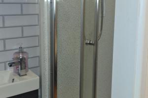 Et badeværelse på 2 Bed Flat - Sleeps 3 - Parking - Wifi