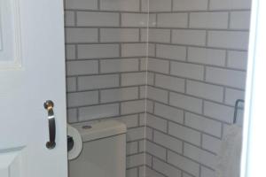 Et badeværelse på 2 Bed Flat - Sleeps 3 - Parking - Wifi + 4 billeder