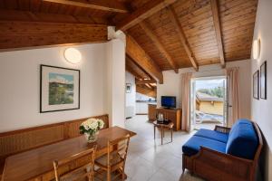 een woonkamer met een blauwe bank en een tafel bij Residence L'Ulivo in Bellagio