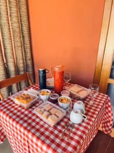une table avec un chiffon de table rouge et blanc dans l'établissement Sítio Santo Antônio - Chalé com Ofurô, à Atibaia