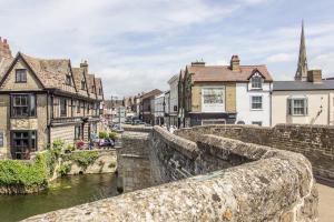Udsigt til en flod der løber i nærheden af pensionatet