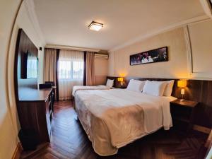 een hotelkamer met twee bedden en een raam bij Hotel Serrano Gramado - Apto Particular 452 in Gramado +82 foto's