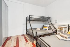 une chambre avec deux lits superposés dans une pièce dans l'établissement Ferienwohnung am Bodensee - nur 10 Minuten zu Fuß zum Strand, à Langenargen