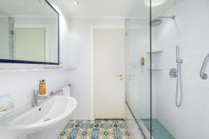 een badkamer met een bad, een wastafel en een douche bij Residence L'Ulivo in Bellagio +6 foto's