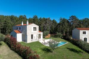 une vue extérieure d'une maison avec piscine dans l'établissement Mediterrane Steinvilla mit Privatpool, toller Aussicht, starkem WiFi, BBQ, à Majkusi