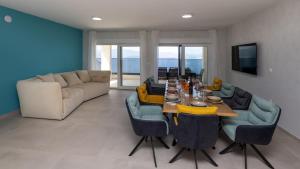 een woonkamer met een tafel en een bank bij Villa Sole Komarna by Villas Guide in Klek