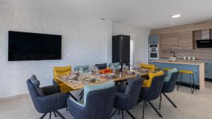 een eetkamer met een tafel en stoelen bij Villa Sole Komarna by Villas Guide in Klek