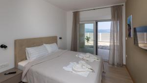 een slaapkamer met een bed met witte handdoeken bij Villa Sole Komarna by Villas Guide in Klek +33 foto's