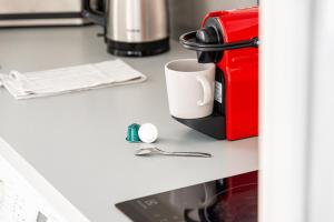 un bancone con una macchinetta del caffè e una tazza sopra di Studio Hyper centre - Dans Hotel Particulier - Charles le Téméraire a La Celle-sous-Gouzon