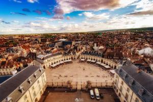 una vista aerea di una città con un edificio di Studio Hyper centre - Dans Hotel Particulier - Charles le Téméraire a La Celle-sous-Gouzon