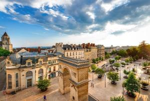 una vista aerea di una città con edifici di Studio Hyper centre - Dans Hotel Particulier - Charles le Téméraire a La Celle-sous-Gouzon