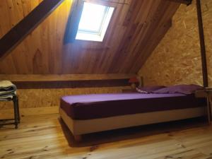 ein Bett in einem Zimmer mit Fenster in der Unterkunft gite 2-6 personne en Périgord in Thiviers