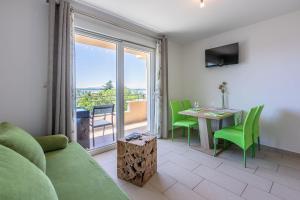 TV a/nebo společenská místnost v ubytování Beeindruckendes Apartment nur 100 Meter zum Strand mit Sauna, Whirlpool, Meerblick