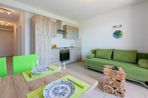 Kuchyň nebo kuchyňský kout v ubytování Beeindruckendes Apartment nur 100 Meter zum Strand mit Sauna, Whirlpool, Meerblick