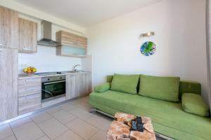 Kuchyň nebo kuchyňský kout v ubytování Beeindruckendes Apartment nur 100 Meter zum Strand mit Sauna, Whirlpool, Meerblick + 28 fotografií