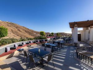 een rij tafels en stoelen op een patio bij Mövenpick Resort Petra in Wadi Musa +233 foto's