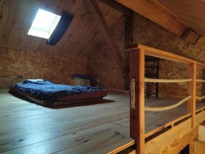 Zimmer mit einem Bett im Dachgeschoss in der Unterkunft gite 2-6 personne en Périgord in Thiviers