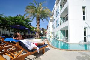 Bazén v ubytování The Palms, Kamala Beach - SHA Extra Plus nebo v jeho okolí