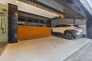 un garage con un'auto parcheggiata all'interno di MIIN Stay a Seul