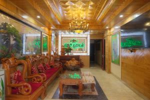 a living room with a couch and a chandelier at Hotel Sao Xanh in Sapa