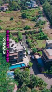 une vue aérienne d'un bâtiment avec un parking dans l'établissement Elephant House Luxury Villa with Curve Pool-Colossal Garden-Panoramic View, à Lonavala