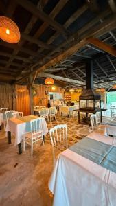 een eetkamer met tafels en stoelen en een open haard bij Gızlıkoyhotel in Antalya +19 foto's