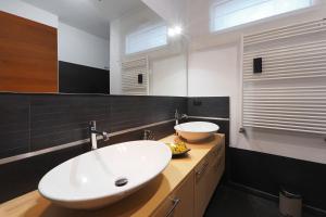 un bagno con un lavandino bianco e uno specchio di PrimoPiano - Sporting Mirasole a Opera Altre 36 foto