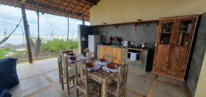 a kitchen with a table with chairs and a stove at Casa Bella Guriú in Guriú