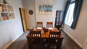 Posezení v ubytování Charming 3-Bedroom Home in Doncaster, Perfect for Family, Friends Contractors + 18 fotografií