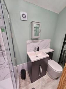 Koupelna v ubytování Charming 3-Bedroom Home in Doncaster, Perfect for Family, Friends Contractors