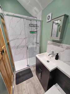 Koupelna v ubytování Charming 3-Bedroom Home in Doncaster, Perfect for Family, Friends Contractors